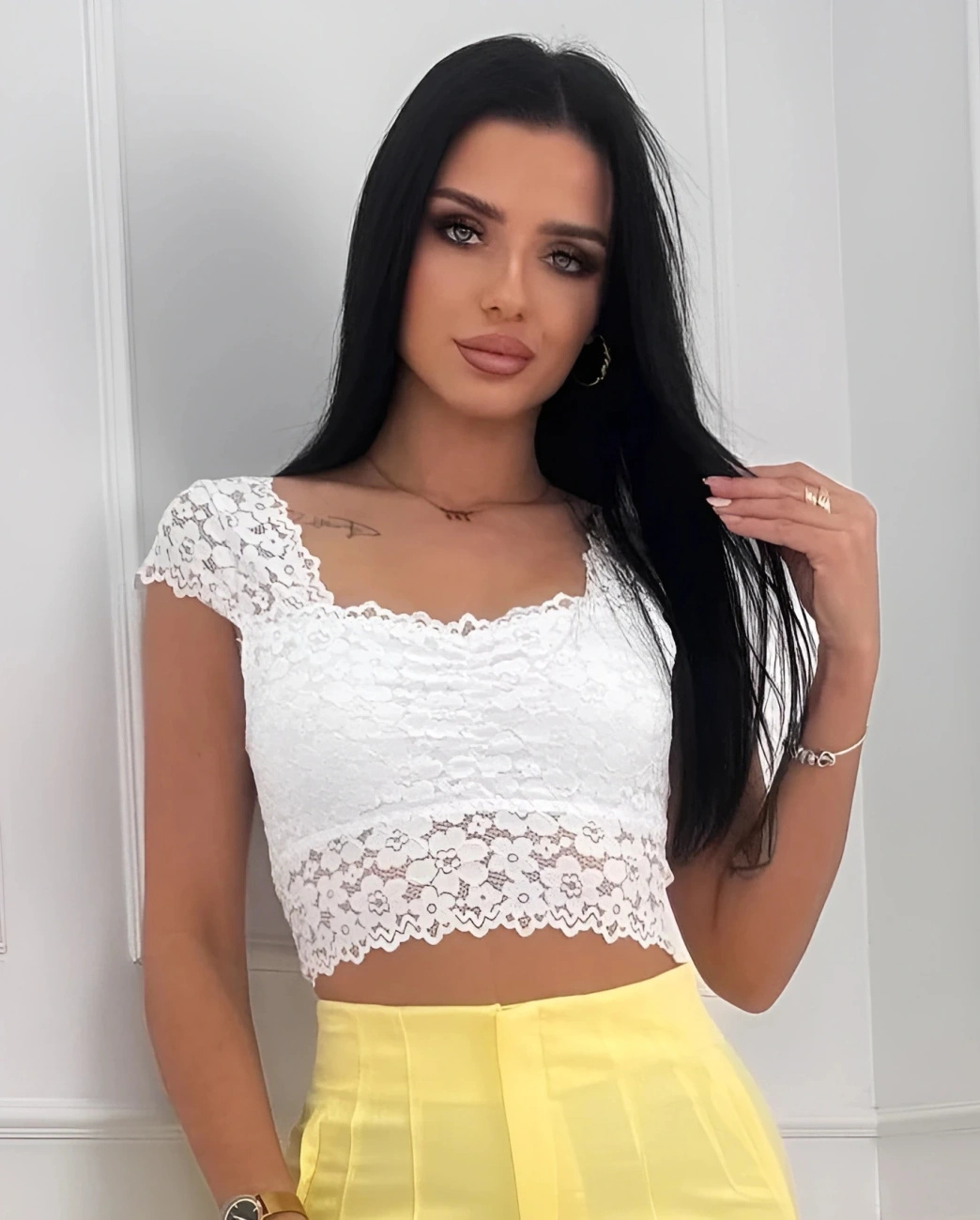 Top koronkowy damski biały crop top z miseczkami elegancki na lato